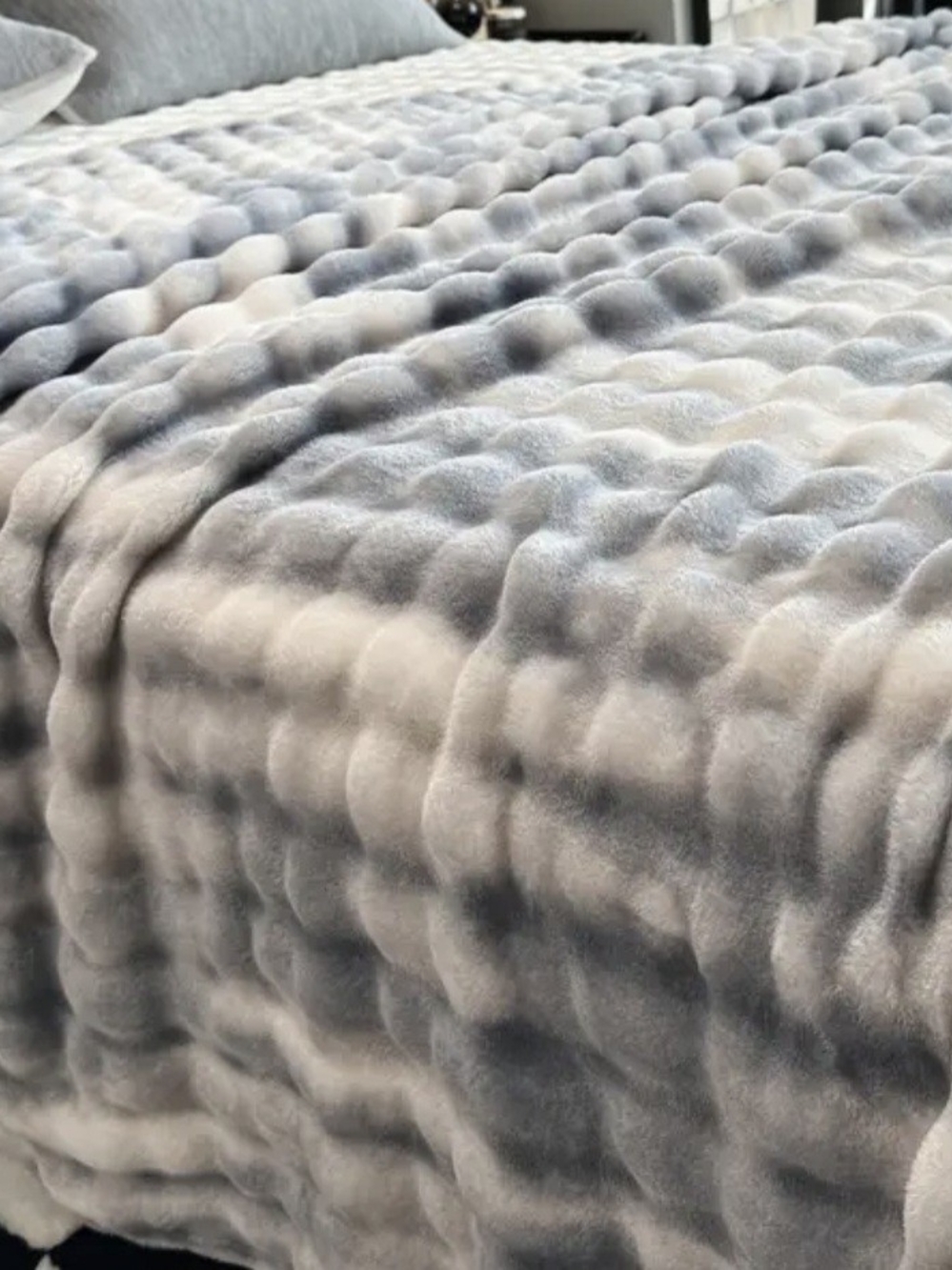 Plush Textured Grey Throw Blanket - Soft Cozy Bed & Sofa Cover